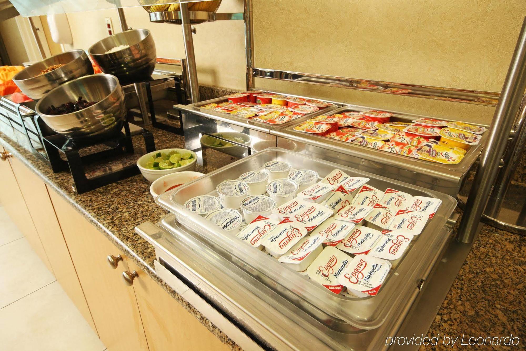 Istay Hotel Сьюдад-Хуарес Екстер'єр фото A condiment bar at a restaurant
