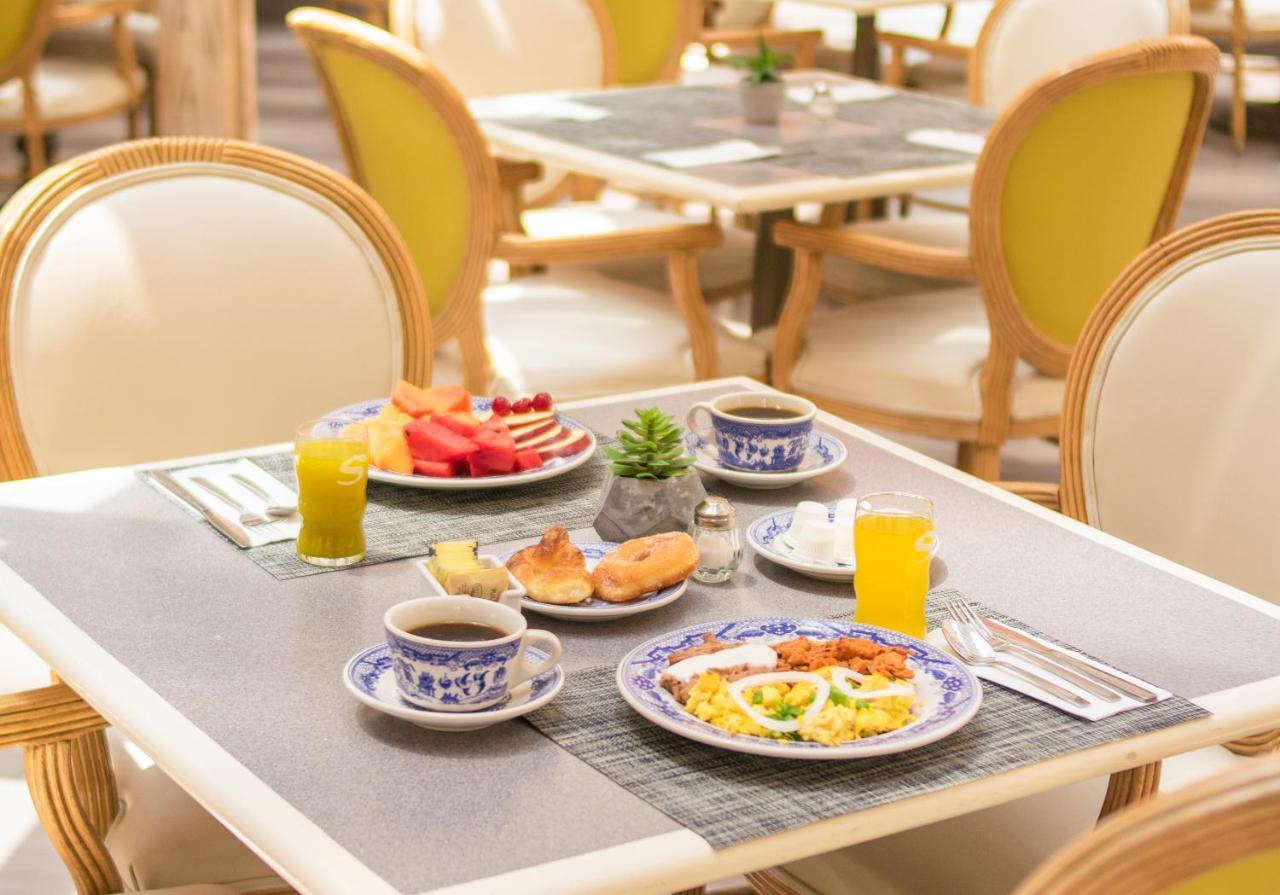 Istay Hotel Сьюдад-Хуарес Екстер'єр фото A breakfast table at a hotel